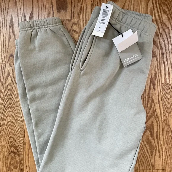Aritzia TNA fleece sweatpants NWT - Picture 1 of 2